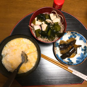 おかゆにお蕎麦が付きました。ゆったりダイエット~~