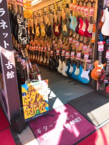 御茶ノ水ギター巡り ビンテージ店にて激鳴りギターにふれる